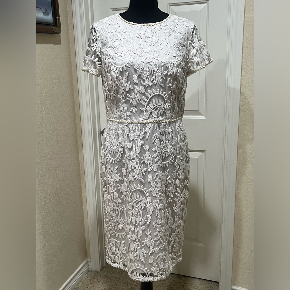 ADRIANNA PAPELL SPECIAL OCCASION LACE AND BEADS IVORY SHEATH DRESS. SIZE 10